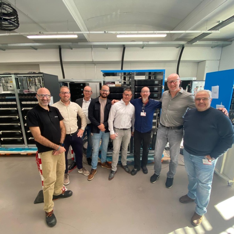 ELINEX en Nikhef voeren UPS FAT uit bij Centiel in Zwitserland